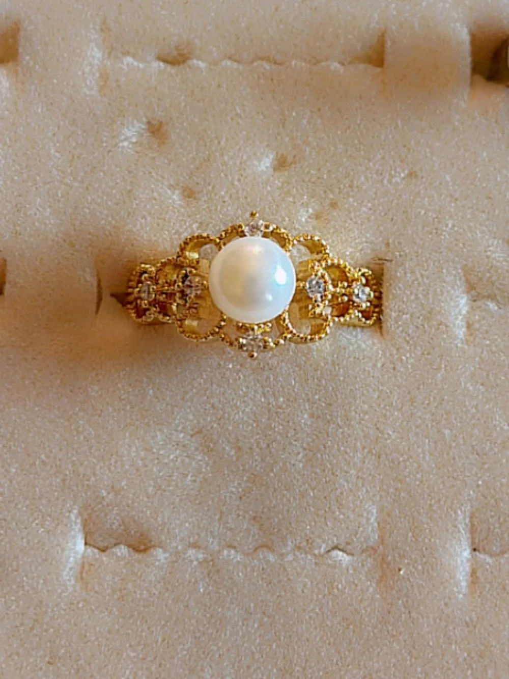 Pearls elegant gold